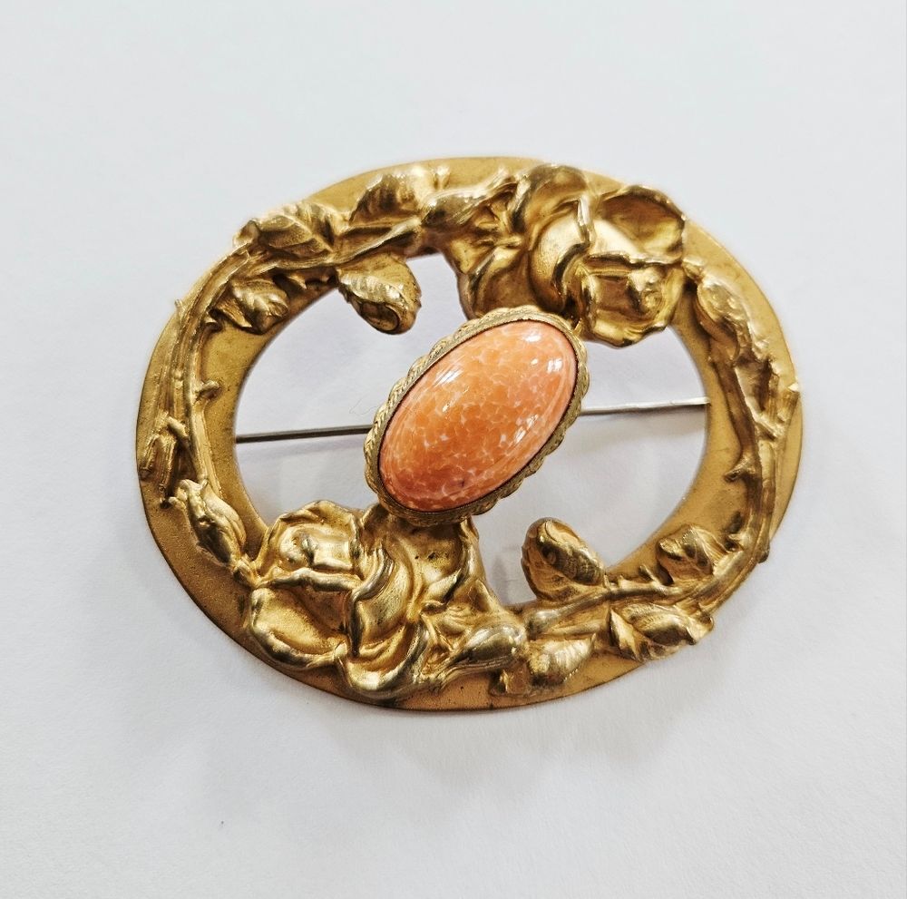 Vintage Art Nouveau Gold Tone Floral Coral Cabochon Circular Wreath Brooch Pin